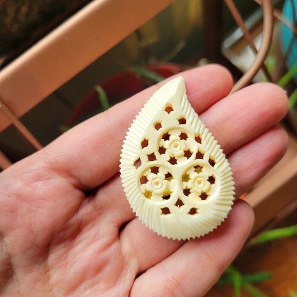 Vintage Handmade Handcarved Celluloid Boho Bohemian Boucher Lapel Brooch Pin - Picture 4 of 5